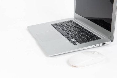 beyaz arkaplanda dizüstü bilgisayar ve fare, izole edilmiş