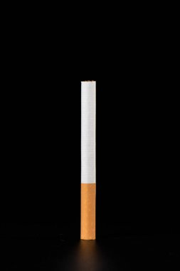 Sigara içmek balkon arka planında izole edilmiş yakın plan