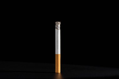 Sigara içmek balkon arka planında izole edilmiş yakın plan