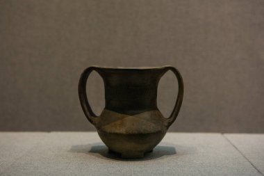 Bir müzede antik Çin 'den kalma çömlek eşyaları..