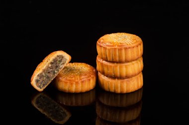 Çin Güz ortası Festivali Ay pastası siyah arka planda