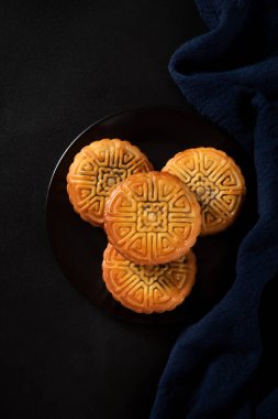 Çin Güz ortası Festivali Ay pastası siyah arka planda