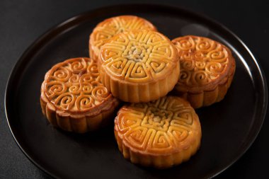 Çin Güz ortası Festivali Ay pastası siyah arka planda