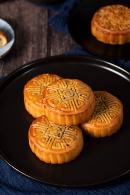 Çin Güz ortası Festivali Ay pastası ahşap arka planda