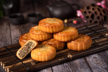 Çin Güz ortası Festivali Ay pastası ahşap arka planda