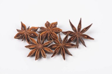 Beyaz arkaplanda izole edilmiş yıldız anason baharat meyve ve tohumları