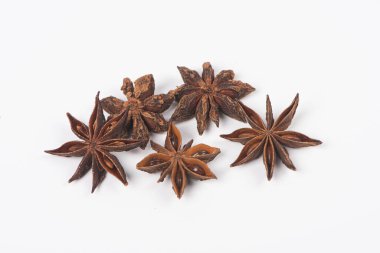 Beyaz arkaplanda izole edilmiş yıldız anason baharat meyve ve tohumları