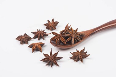 Beyaz arkaplanda izole edilmiş yıldız anason baharat meyve ve tohumları