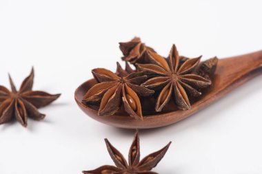 Beyaz arkaplanda izole edilmiş yıldız anason baharat meyve ve tohumları