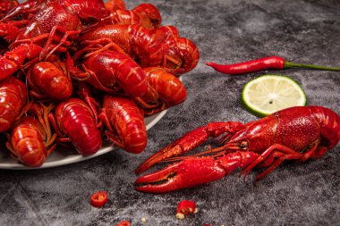 Masada haşlanmış kırmızı kerevit ya da kerevit.