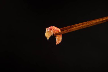 Siyah arka planda kaynamış kırmızı kerevit ıstakozuna yaklaş.