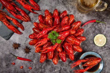 Masada haşlanmış kırmızı kerevit ya da kerevit.