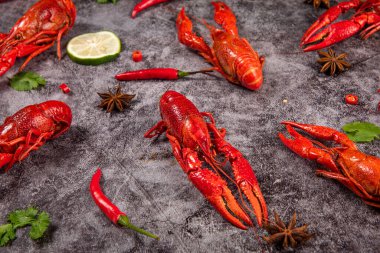 Kaynamış kırmızı kerevit ya da kerevit.