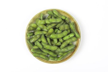 Kaynamış yeşil soya fasulyesi beyaz arka planda izole edilmiş.