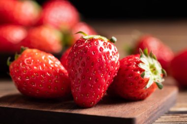 Tahta masadaki taze çilekleri kapatın.