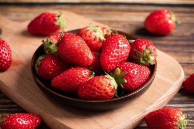 Tahta masadaki taze çilekler.