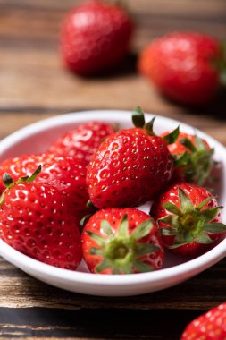 Tahta masadaki taze çilekler.