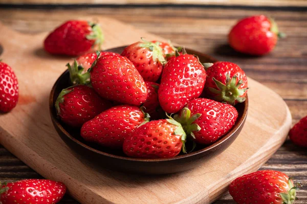 Tahta masadaki taze çilekler.