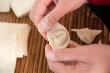 Evde hamur işi yapmak için eller.