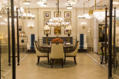 Geniş bir yemek masası olan klasik bir Avrupa oturma odası.