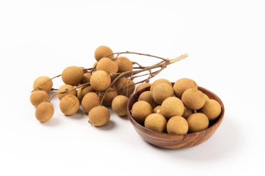 longan. Beyaz arkaplanda izole edilmiş taze Longan