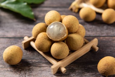 longan. Tahta arka planda yeni bir longan