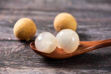 longan. Tahta arka planda yeni bir longan