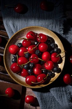  Taze organik meyve, kiraz ve yaban mersini.