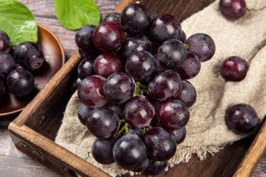 Bir demet mor üzümü kapat.