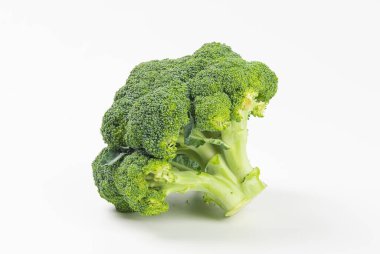 Beyaz arkaplanda izole edilmiş taze brokoli