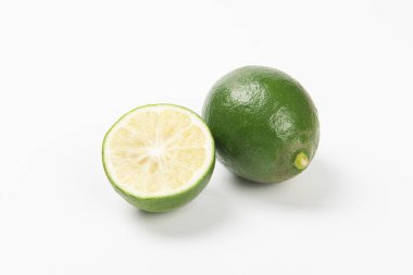 Beyaz arka planda izole edilmiş sulu limon dilimi