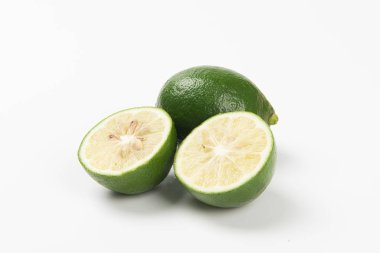 Beyaz arka planda izole edilmiş sulu limon dilimi