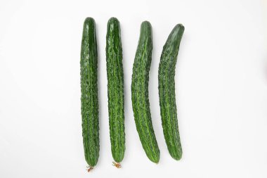 Beyaz arka planda taze yeşil salatalık.