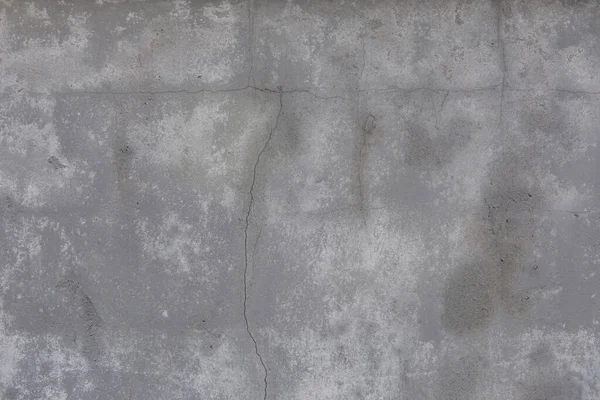 大規模な灰色の古いコンクリートの壁 年齢によって風化した — ストック写真
