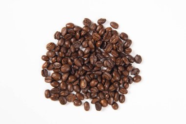 Beyaz arka planda izole kahve çekirdekleri. Kapat..