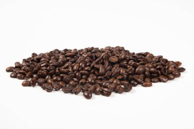 Beyaz arka planda izole kahve çekirdekleri. Kapat..