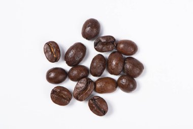 Beyaz arka planda izole kahve çekirdekleri. Kapat..