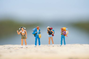 Minyatür insanlar: Seyahat eden sırt çantalı gezginler, seyahat macera konsepti olarak kullanılıyor.