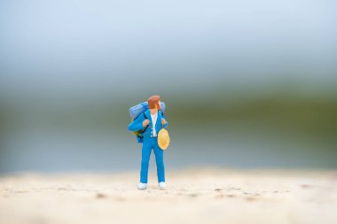 Minyatür insanlar: Seyahat eden sırt çantalı gezginler, seyahat macera konsepti olarak kullanılıyor.