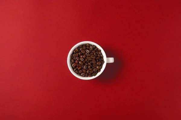 Egy Csésze Kávé Bab Elszigetelt Piros Háttér Felső Nézet — Stock Fotó