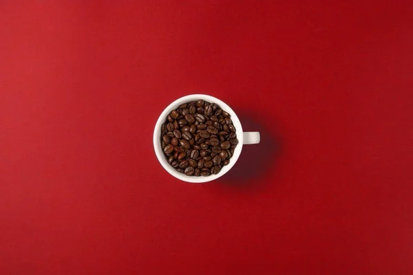 Una Taza Granos Café Aislados Sobre Fondo Rojo Vista Superior —  Fotos de Stock