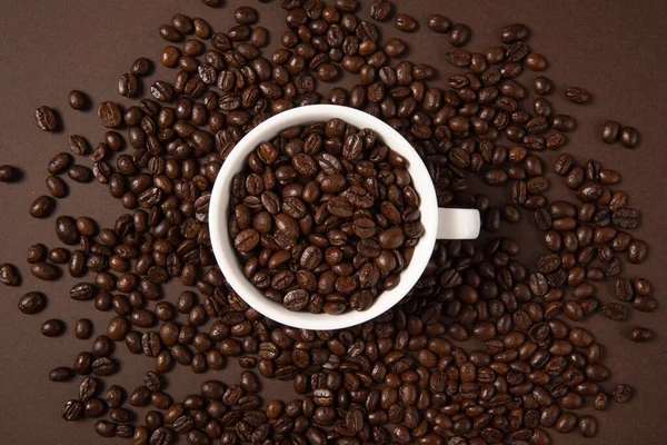 Kopp Kaffe Med Kaffebönor Brun Bakgrund Ovanifrån — Stockfoto