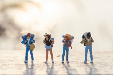 Minyatür insanlar: Seyahat eden sırt çantalı gezginler, seyahat macera konsepti olarak kullanılıyor.