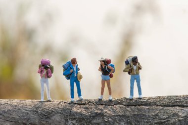 Minyatür insanlar: Seyahat eden sırt çantalı gezginler, seyahat macera konsepti olarak kullanılıyor.