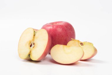 kırmızı elmalar beyaz arkaplanda izole edilmiş