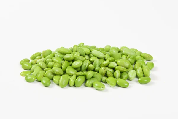 白色背景的新鲜绿色大豆 — 图库照片
