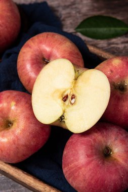 Tahta masada olgun kırmızı elmalar