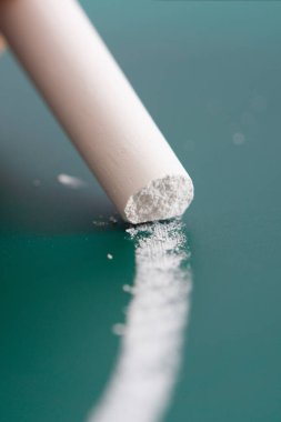 Yeşil karatahtaya beyaz tebeşir yazısını kapat