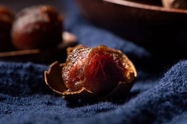 Longan Kering Latar Belakang Kayu — Stok Foto