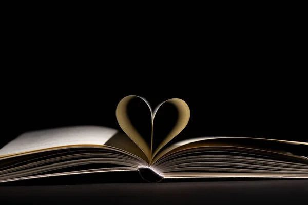 Bücher Mit Herz Auf Schwarzem Hintergrund Öffnen — Stockfoto